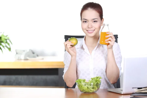 Asian business woman drink orange juice in office — Stock Photo, Image