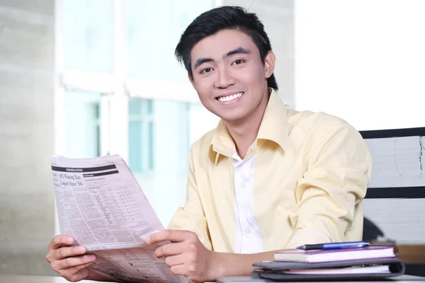 Feliz asiático joven hombre de negocios leer periódico y sonrisa —  Fotos de Stock