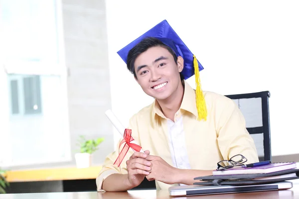 Jovem ásia graduação estudante cara — Fotografia de Stock