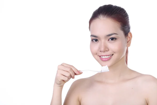 Asyalı kadın diş fırçalama gülümseyen — Stok fotoğraf