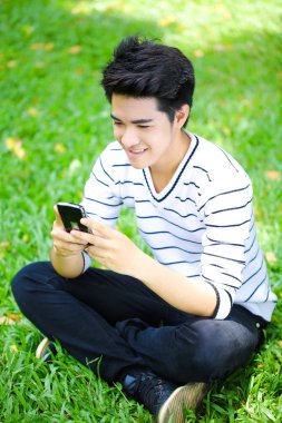 genç yakışıklı Asya öğrenci ile telefon açık