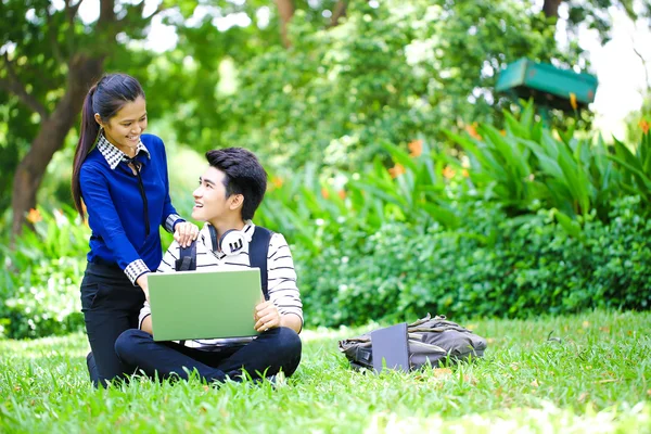 Jonge Aziatische studenten met computer en glimlach in buiten — Stockfoto