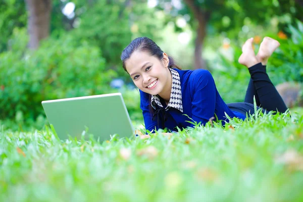 Schöne asiatische Mädchen - outdoor — Stockfoto