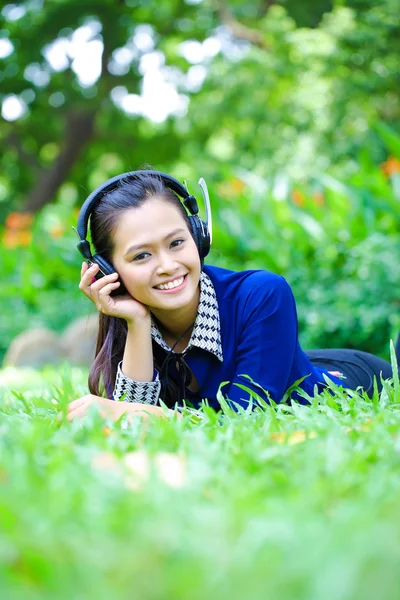 Belle fille asiatique - extérieur — Photo