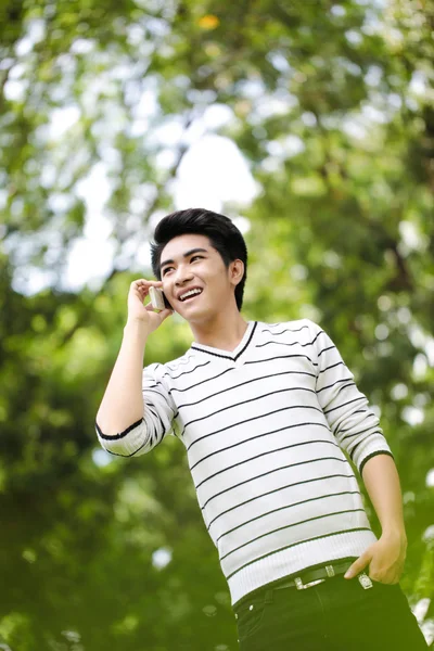 屋外での携帯電話で若いハンサムなアジア学生 — ストック写真