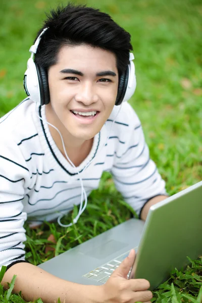 Fiatal csinos ázsiai diák számítógép szabadtéri — Stock Fotó