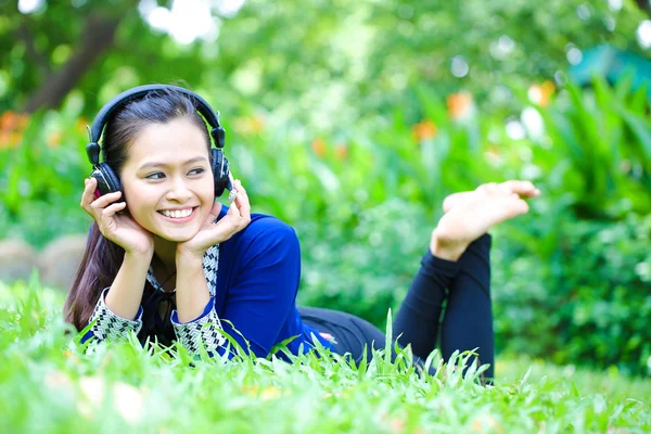 Beautiful Asian girl - outdoor — Stock Photo, Image