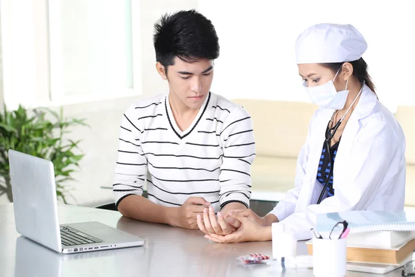 Asiatique jeune femme médecin contrôle patient — Photo