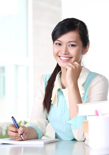 A portrait of an Asian college student on campus — Stock Photo, Image