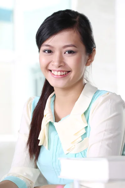 Et portræt af en asiatisk universitetsstuderende på campus - Stock-foto