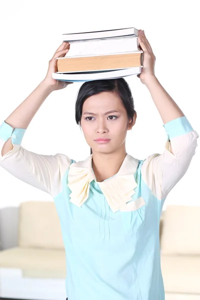 Φοιτητής κορίτσι με θλιβερή έκφραση κοιτάζει βιβλία με φόντο, μοντέλο είναι μια γυναίκα της Ασίας — Φωτογραφία Αρχείου
