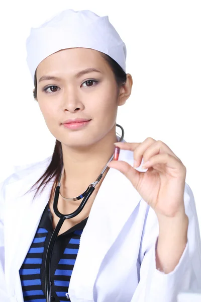 Ärztin zeigt Pille. junge Ärztin. multirassisch asiatisch-kaukasisches Modell — Stockfoto