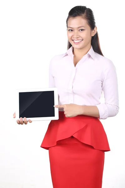 Bela ásia jovem empresária mostrando um exibição de eletrônico tablet — Fotografia de Stock