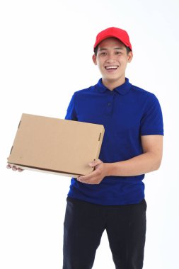 Polo tişörtlü Asyalı genç adam beyaz arka planda el hareketi ve yüz ifadesiyle izole edilmiş.