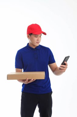 Polo tişörtlü Asyalı genç adam beyaz arka planda el hareketi ve yüz ifadesiyle izole edilmiş.