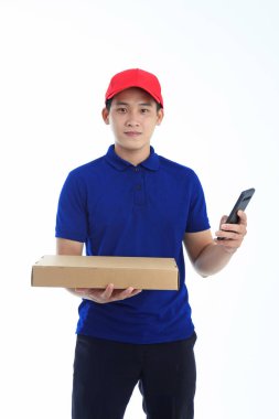 Polo tişörtlü Asyalı genç adam beyaz arka planda el hareketi ve yüz ifadesiyle izole edilmiş.