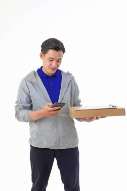 Asyalı yakışıklı ve neşeli teslimatçı, arka planda izole edilmiş.