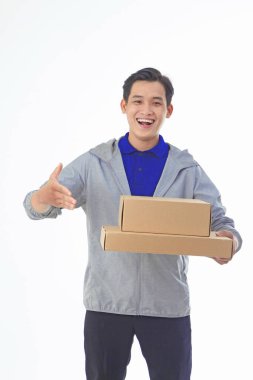 Asyalı yakışıklı ve neşeli teslimatçı, arka planda izole edilmiş.