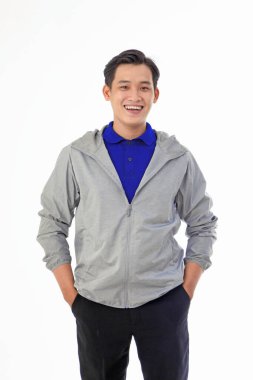 Asyalı yakışıklı ve neşeli teslimatçı, arka planda izole edilmiş.