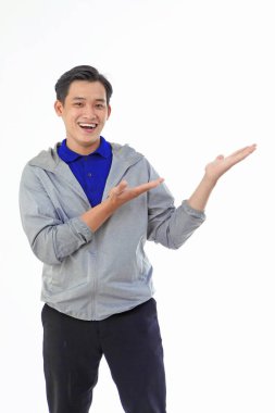 Asyalı yakışıklı ve neşeli teslimatçı, arka planda izole edilmiş.