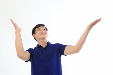 Yaka gömlekli Asyalı genç adam beyaz arka planda el hareketi ve yüz ifadesiyle izole edilmiş.