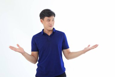 Yaka gömlekli Asyalı genç adam beyaz arka planda el hareketi ve yüz ifadesiyle izole edilmiş.