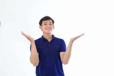 Yaka gömlekli Asyalı genç adam beyaz arka planda el hareketi ve yüz ifadesiyle izole edilmiş.