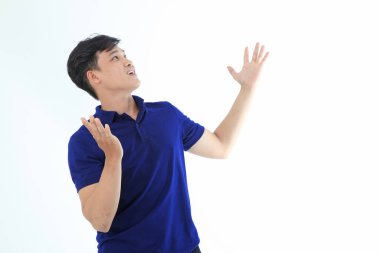 Yaka gömlekli Asyalı genç adam beyaz arka planda el hareketi ve yüz ifadesiyle izole edilmiş.