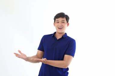 Yaka gömlekli Asyalı genç adam beyaz arka planda el hareketi ve yüz ifadesiyle izole edilmiş.