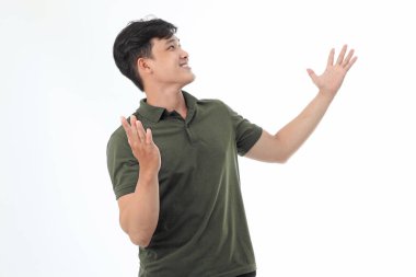 Yaka gömlekli Asyalı genç adam beyaz arka planda el hareketi ve yüz ifadesiyle izole edilmiş.