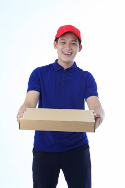 Yaka gömlekli Asyalı genç adam beyaz arka planda el hareketi ve yüz ifadesiyle izole edilmiş.