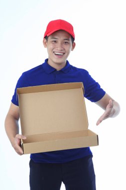 Yaka gömlekli Asyalı genç adam beyaz arka planda el hareketi ve yüz ifadesiyle izole edilmiş.