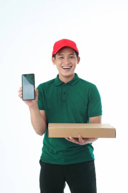 Yaka gömlekli Asyalı genç adam beyaz arka planda el hareketi ve yüz ifadesiyle izole edilmiş.