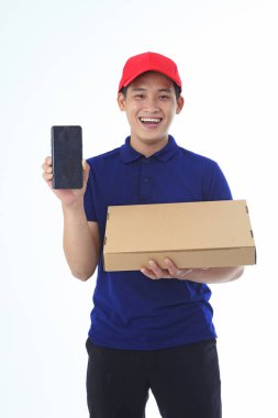 Yaka gömlekli Asyalı genç adam beyaz arka planda el hareketi ve yüz ifadesiyle izole edilmiş.