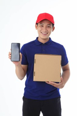 Yaka gömlekli Asyalı genç adam beyaz arka planda el hareketi ve yüz ifadesiyle izole edilmiş.