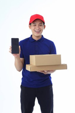 Yaka gömlekli Asyalı genç adam beyaz arka planda el hareketi ve yüz ifadesiyle izole edilmiş.