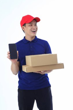 Yaka gömlekli Asyalı genç adam beyaz arka planda el hareketi ve yüz ifadesiyle izole edilmiş.