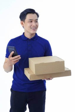 Yaka gömlekli Asyalı genç adam beyaz arka planda el hareketi ve yüz ifadesiyle izole edilmiş.