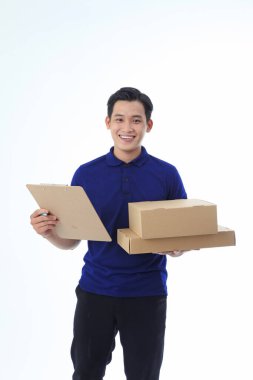 Yaka gömlekli Asyalı genç adam beyaz arka planda el hareketi ve yüz ifadesiyle izole edilmiş.