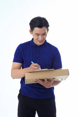 Yaka gömlekli Asyalı genç adam beyaz arka planda el hareketi ve yüz ifadesiyle izole edilmiş.