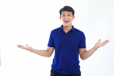 Yaka gömlekli Asyalı genç adam beyaz arka planda el hareketi ve yüz ifadesiyle izole edilmiş.