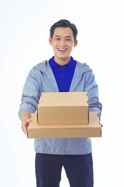 亚洲英俊快乐的年轻邮递员 背景孤立 — 图库照片
