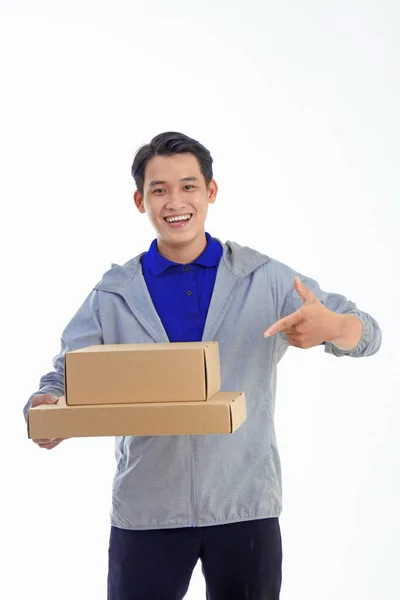 Asiático Guapo Alegre Joven Envío Entrega Hombre Aislado Fondo — Foto de Stock