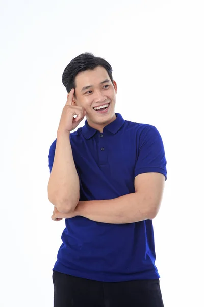 Yaka gömlekli Asyalı genç adam beyaz arka planda el hareketi ve yüz ifadesiyle izole edilmiş.