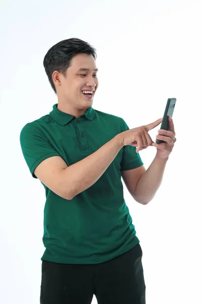 Yaka gömlekli Asyalı genç adam beyaz arka planda el hareketi ve yüz ifadesiyle izole edilmiş.