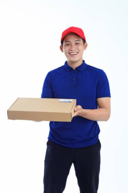 Yaka gömlekli Asyalı genç adam beyaz arka planda el hareketi ve yüz ifadesiyle izole edilmiş.