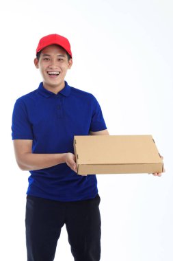 Yaka gömlekli Asyalı genç adam beyaz arka planda el hareketi ve yüz ifadesiyle izole edilmiş.