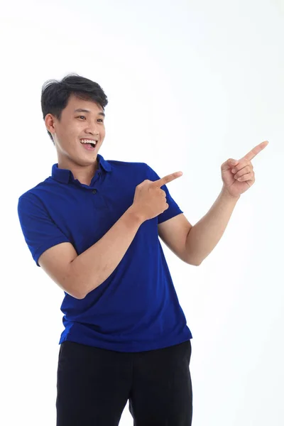 亚洲年轻英俊男子 身穿领口衬衫 背景为白色 手部姿势和面部表情独立 — 图库照片