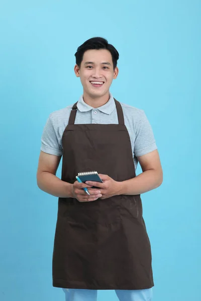 Garson Üniformalı Asyalı Yakışıklı Adam Hoş Geldin Misafir Sipariş Mavi — Stok fotoğraf