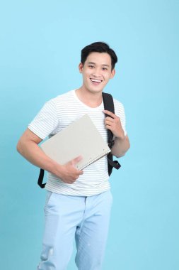 Asyalı yakışıklı ve neşeli genç adam, arka planda soyutlanmış.